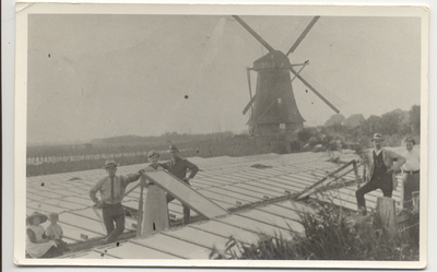 2189 De molen van de droogmaking in de Zuidpolder van Delfgauw in ca. 1920 met molenaar J. de Hoog, z.j. (1920?)