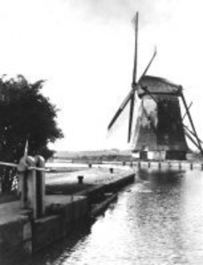 2264 Het sluisje en de Hoekmolen in de polder Berkel, 1935/oktober/5