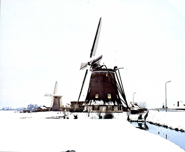 2265 De Dijkmolen te Maasland in de sneeuw met linksachter de korenmolen De Drie Lelies, z.j.