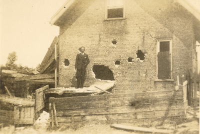 2531 Het verwoeste molenaarshuis van de wipmolen van de Wipolder te Delft door gevechten in de meidagen van 1940, 1940