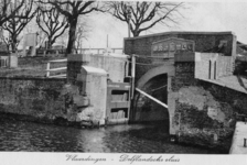 1383 De Vlaardingersluis te Vlaardingen, (boezemzijde) een gedeelte van de Kortedijk en op de voorgrond een gedeelte ...