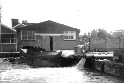 204 De lozingen van het riool K in het haventje van de Gist-en Spiritusfabriek te Delft., 1972/sept/26