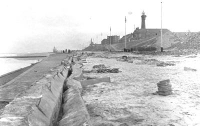 1547 Het strand te Scheveningen, gezien naar het zuiden. Links op de achtergrond een gestrand schip, rechts de ...