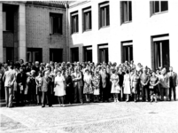 389 Ambtenaren van het hoogheemraadschap tijdens de opening van het Gemeenlandshuis te Delft., 1975/mei/29