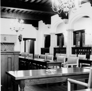 435 Interieur van de vergaderzaal van de verenigde vergadering in het Gemeenlandshuis te Delft., 1975