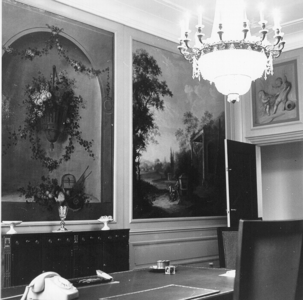 421 Interieur van de kamer van de dijkgraaf in het Gemeenlandshuis te Delft., 1975