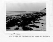 1572 Strandverlaging bij Kijkduin na de stormvloeden in november en december 1973. De veenlaag is blootgespoeld, 1973