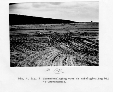 1573 Strandverlaging bij de asfaltglooiing bij 's-Gravenzande na de stormvloeden in november en december 1973., 1973