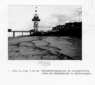 1574 Strandverlaging voor de steenglooiing nabij het wandelhoofd te Scheveningen na de stormvloeden in november en ...