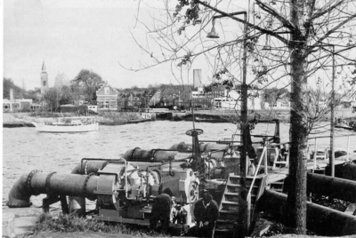 732 Pompen voor noodinlaat van water uit het Amsterdam-Rijnkanaal bij Breukelen., 1971