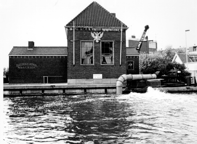 572 Noodpomp bij het gemaal mr. dr. Th. F.J.A. Dolk te Leidschendam voor waterinlaat., 1976/juli/10