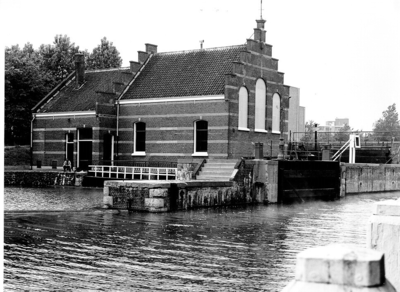 703 Het gemaal van de gemeente 's-Gravenhage in de Morsestraat aan het Verversingskanaal., 1976/mei/31