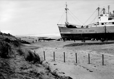 1662 De stranding van het stoomschip Stardust op het strandhoofd 3a 's-Gravenzande., 1976/januari