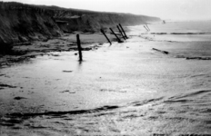 1640 De aantasting van de duinvoet bij Arendsduin ('s-Gravenzande) na de stormvloed op 17 februari 1962, gezien naar ...
