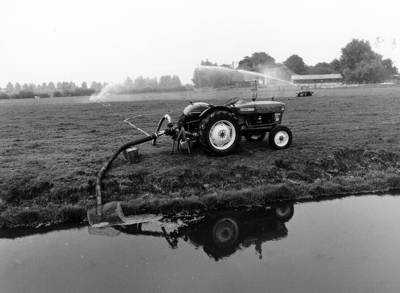 1525 Wateronttrekking door middel van een tractor ten behoeve van de beregening van gronden., 1976/augustus/30