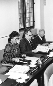 180 Hoofdingeland mevrouw N.A. den Haan-Groen tijdens de uitoefening van haar taak., 1977/april/14