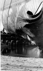 1645 Detail van de romp van het op het strandhoofd nr. 13 bij Ter Heijde (Monster), gestrande Chinese motorschip Ping ...