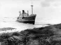 1669 De stranding van het stoomschip Stardust op het strandhoofd 3A 's-Gravenzande., 1976/januari