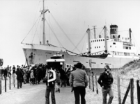 1670 Het stoomschip Stardust , gestrand op het strandhoofd 3A te 's-Gravenzande., 1976/januari