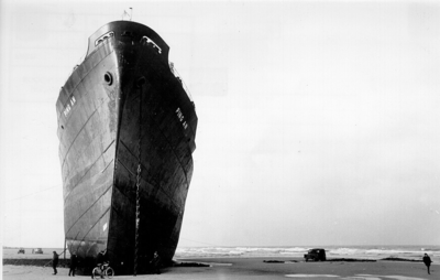 1646 De romp van het op het strandhoofd nr. 13 bij Ter Heijde (Monster), gestrande Chinese motorschip Ping An ., 1966