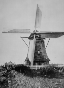 985 De Nieuwlandsche molen van de Nieuwlandsche polder aan de oostzijde van de Poldervaart te Kethel (Schiedam)., 1944