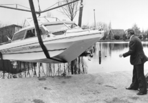 891 Tewaterlating van de nieuwe patrouilleboot van Delfland door de dijkgraaf in het bijzijn van de drie ...