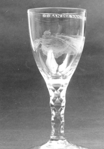 531 Glas met gepointilleerde afbeelding van de heemraadschuur te 's-Gravenzande, met de tekst 't randje van 't landje ...