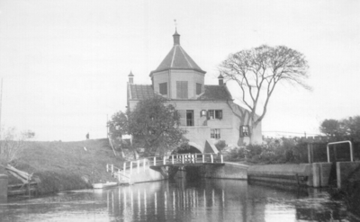 1346 De Oranjesluis met sluiswachterswoning te 's-Gravenzande., 1940-1945