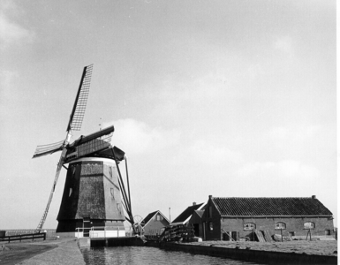 979 Nieuwlandsche molen te Hoek van Holland., 1983