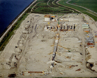 1170 Luchtfoto van de bouw van rioolwaterzuiveringsinstallatie De Groote Lucht te Vlaardingen., 1981