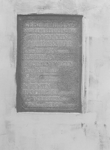 562 De gerestaureerde gedenksteen van het gemaal van de droogmaking in de Noordpolder van Delfgauw., 1984/dec.