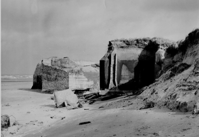 838 Bunkers op het strand bij Ter Heijde ter hoogte van het strandhoofd nr. 5a ('s-Gravenzande), blootgespoeld tijdens ...
