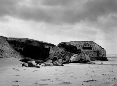 839 Bunkers op het strand bij Ter Heijde ter hoogte van het strandhoofd nr. 5a ('s-Gravenzande), blootgespoeld tijdens ...