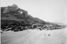 840 Bunkers en een gedeelte van een strandhoofd ter Heijde ('s-Gravenzande), na de stormvloed van februari 1953., 1953