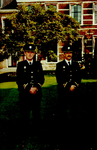 890 Opsporingsambtenaren van de Technische Dienst in oud en nieuw uniform in de tuin van het gemeenlandshuis te Delft., ...
