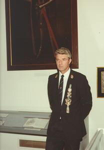 882 Bode C. Hoogduyn van de Administratieve Dienst met de in ere herstelde bodebus., 1985/sept.