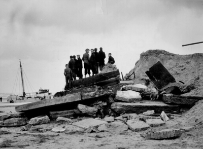 841 Resten van een bunker bij Ter Heijde tussen de strandhoofden nrs. 10 en 11 na de stormvloed van februari 1953 ...