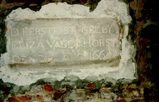 510 Eerste steen van de vergroter kelder in het gemeenlandshuis te Maassluis, gelegd in 1669., 1985