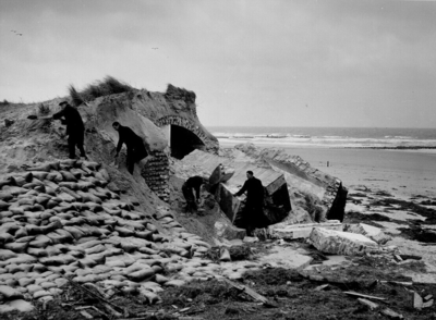 842 Een bunker op het strand bij 's-Gravenzande ter hoogte van het strandhoofd nr. 3a, blootgespoeld tijdens de ...