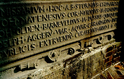 1302 Gedenksteen in de Monstersche sluis te Maassluis t.g.v. de vernieuwing van de sluis in 1602., 1985/sept.