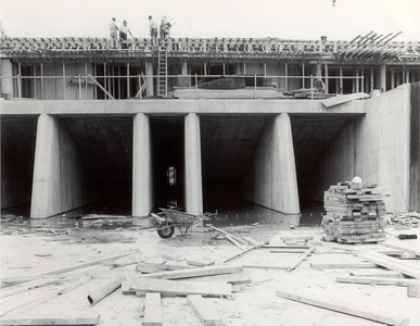 625 De vloer aan de instroomzijde met de pompkokers van gemaal Scheveningen ., 1977
