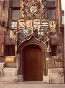 282 Voorgevel van het gemeenlandshuis te Delft: wapenschilden en toegangsdeur., 1985