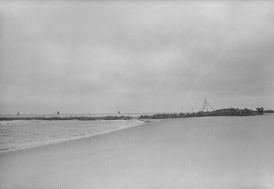 1556 Een gedeelte van het strand en een strandhoofd, vermoedelijk bij Monster, waaraan herstelwerkzaamheden worden ...