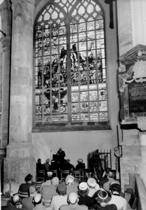 521 Overdracht van het gebrandschilderd heemraadsraam in de Oude Kerk te Delft, 20 mei 1958., 1958
