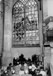 521 Overdracht van het gebrandschilderd heemraadsraam in de Oude Kerk te Delft, 20 mei 1958., 1958