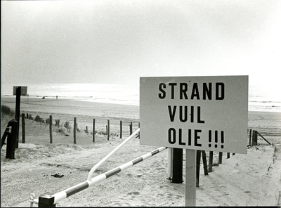 745 Schoonmaken van het strand bij 's-Gravenzande door olievervuiling, z.j. [c. 1980]