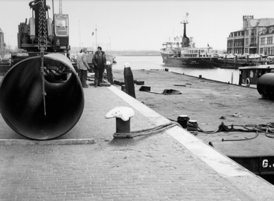 1473 Brielse Meer-Leiding. Zinkerlegging Calandkanaal, voorbereiding in de haven van Maassluis., 1985/juni