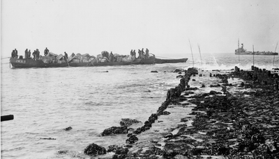 1606 Zolderbakken met stortsteen voor werkzaamheden aan strandhoofden. Op de voorgrond een strandhoofd., voor 1957