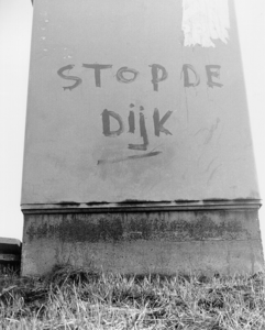 215 Deltadijk bij Vlaardingen, met geschreven protest Stop de dijk , (1980?)