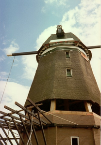 983 Nieuwlandsche molen te Hoek van Holland tijdens de restauratie/verhoging. (1988), 1988
